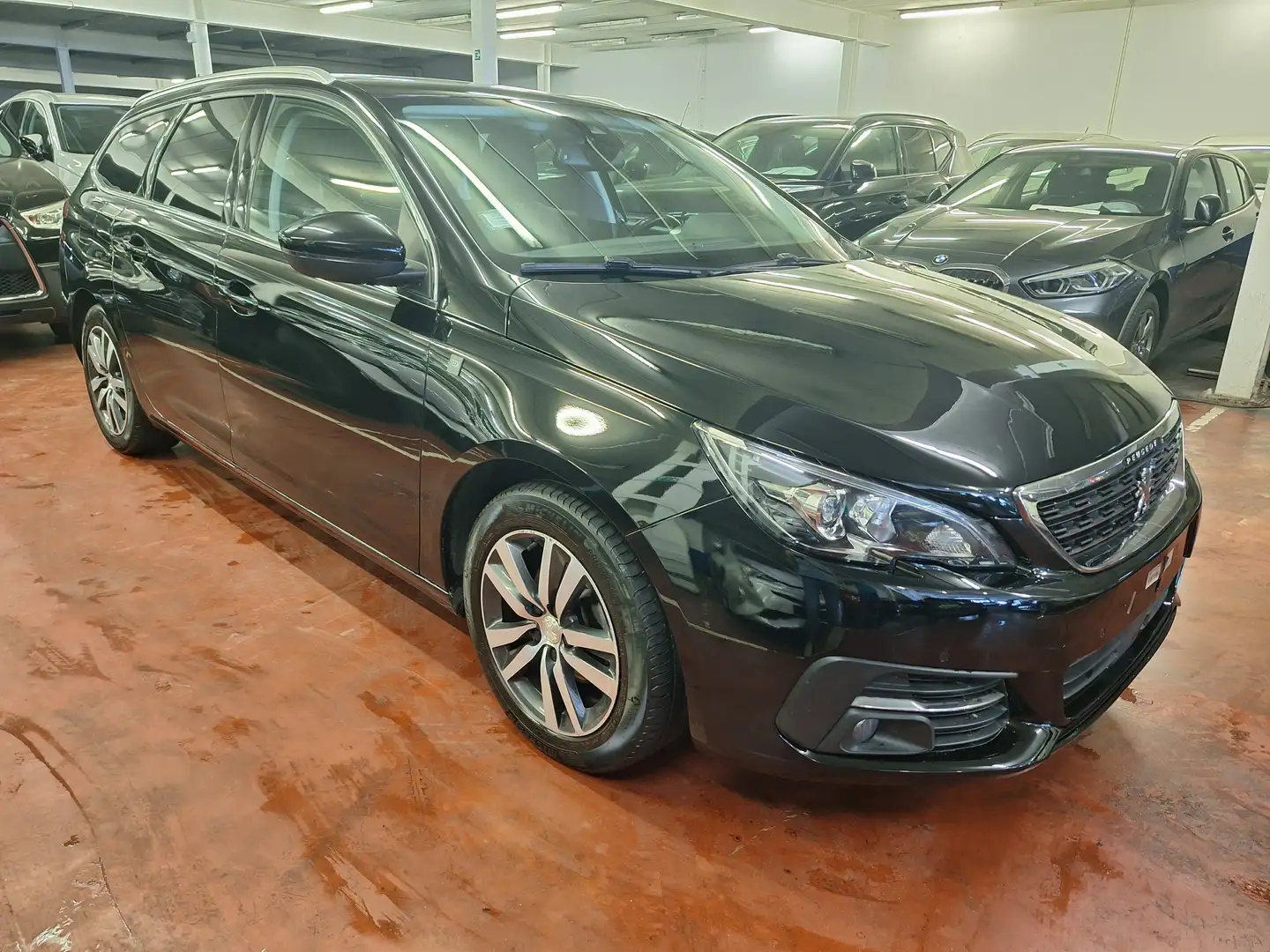 Peugeot 308 SW 1.5 BlueHDi - 8900 € HTVA Schwarz - 1