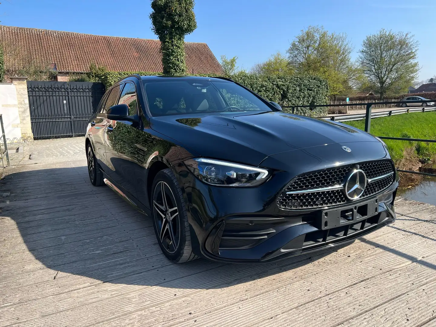 Mercedes-Benz C 300 e T 9G-TRONIC AMG Line Černá - 2