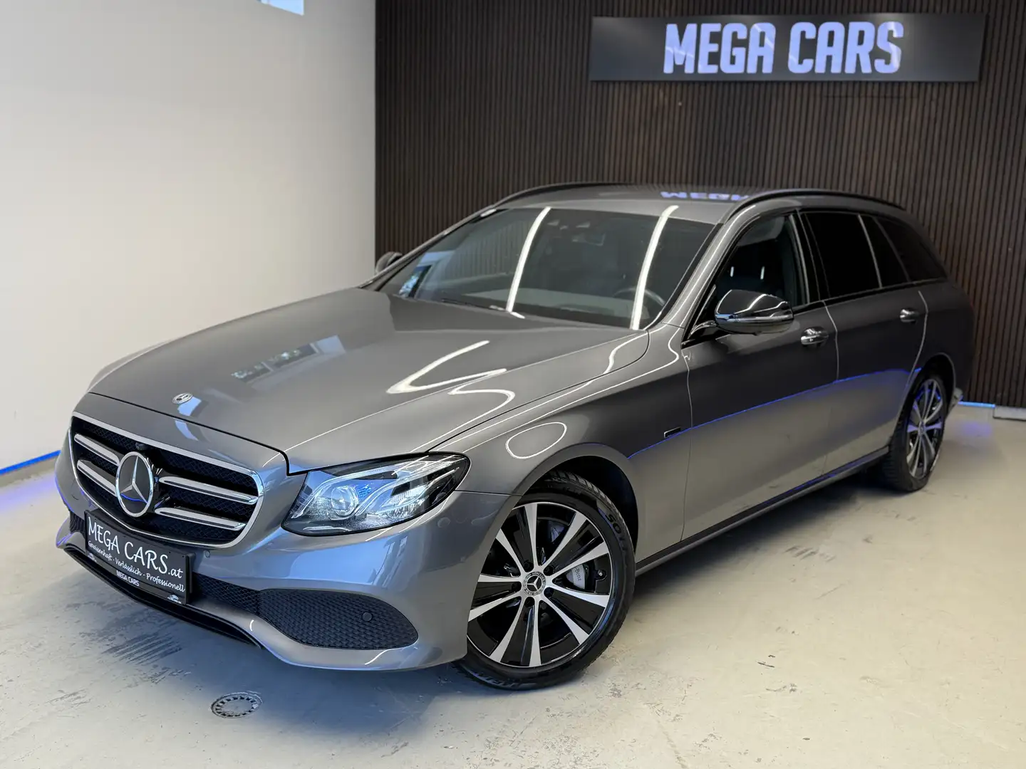 Mercedes-Benz E 300 de Aut. / WINTERAKTION / HEAD-UP / NAVI / SITZH. / Schwarz - 1