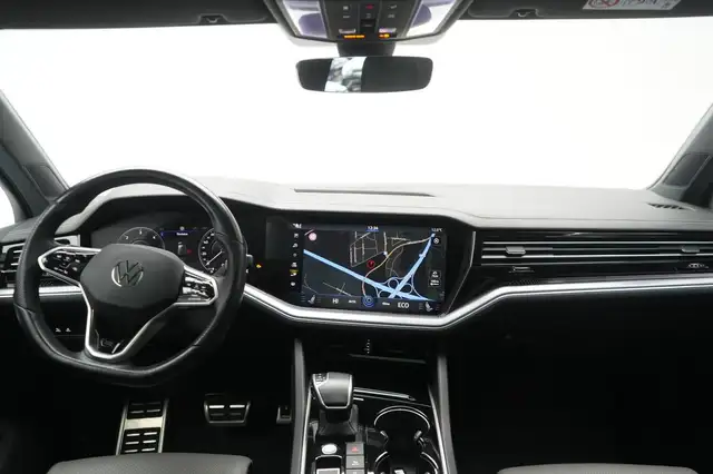 Volkswagen Touareg view 14