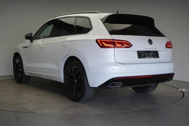Volkswagen Touareg view 5