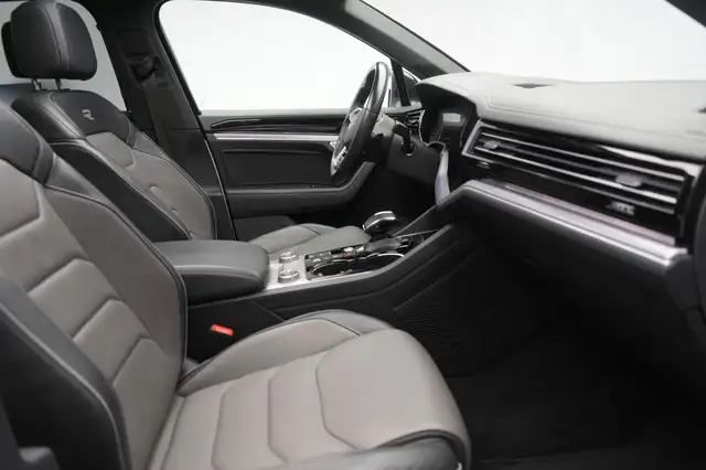 Volkswagen Touareg view 6