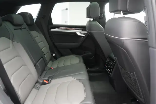 Volkswagen Touareg view 8
