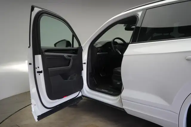 Volkswagen Touareg view 11