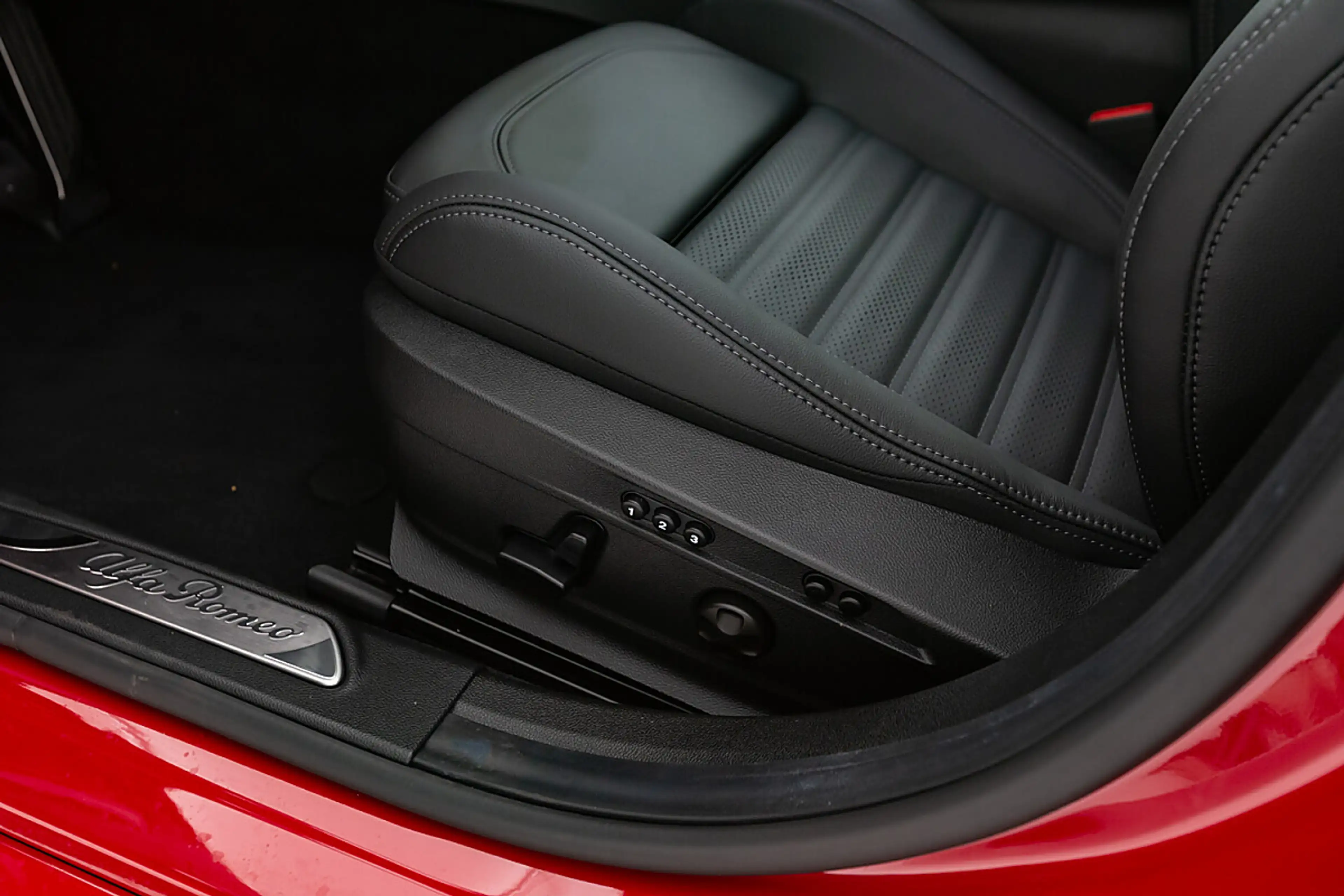 Alfa Romeo Giulia Veloce 2,2 16V 210 AT8 Q4 AWD — photo 13