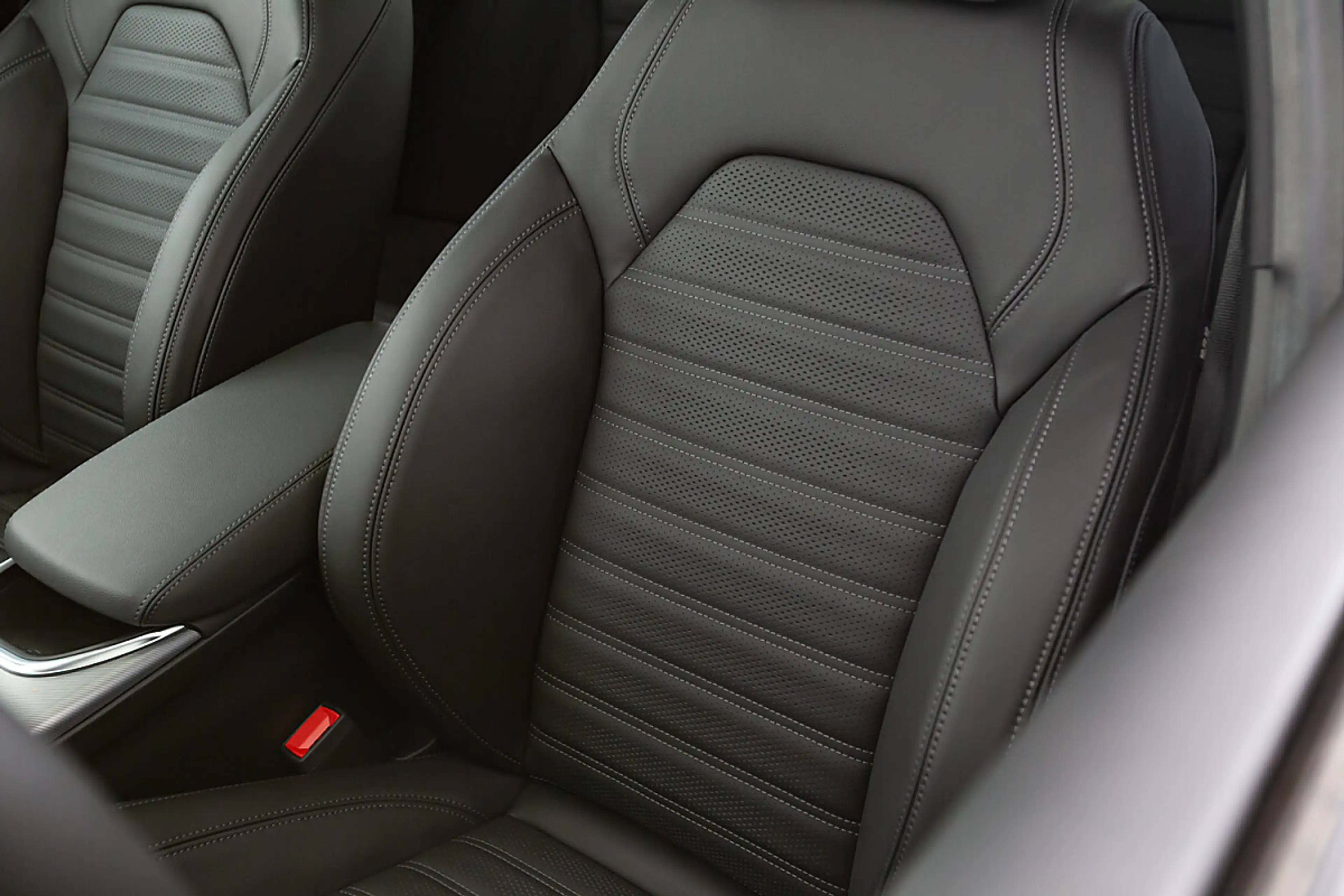 Alfa Romeo Giulia Veloce 2,2 16V 210 AT8 Q4 AWD — photo 14