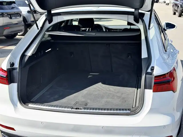 Audi A6 Avant view 7