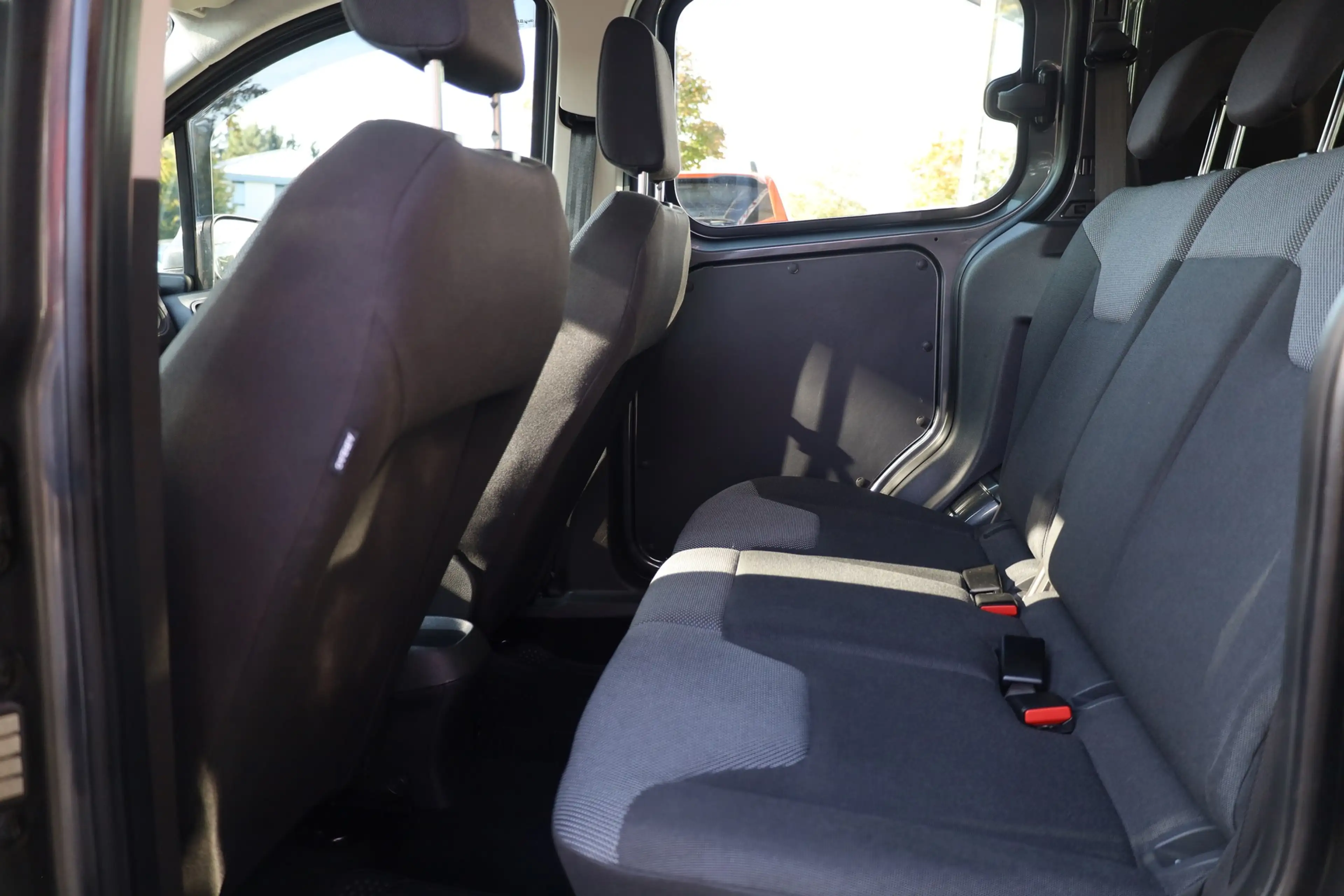 Ford Transit Courier Sitzheizung DAB Kamera Klima USB — photo 25