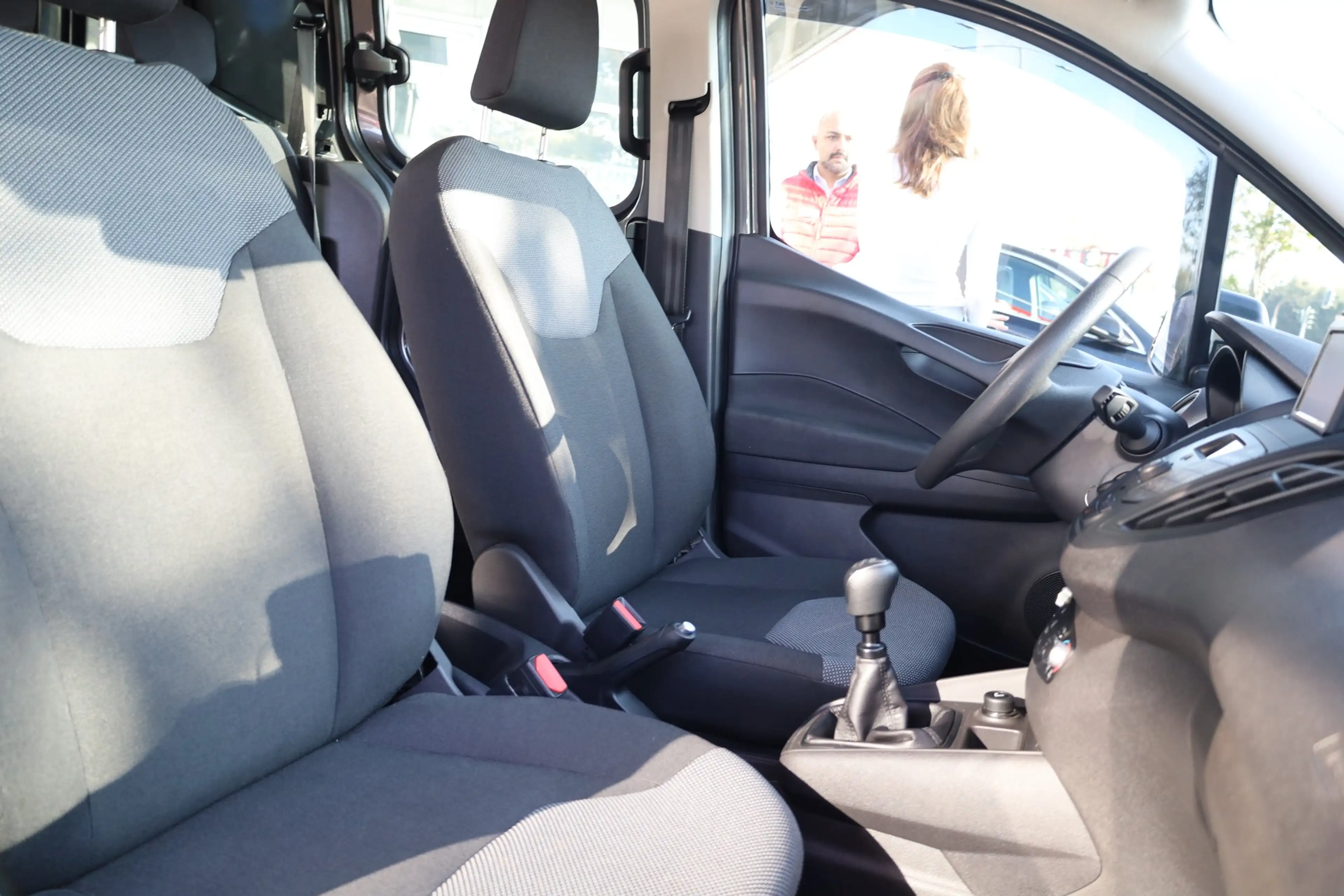 Ford Transit Courier Sitzheizung DAB Kamera Klima USB — photo 28