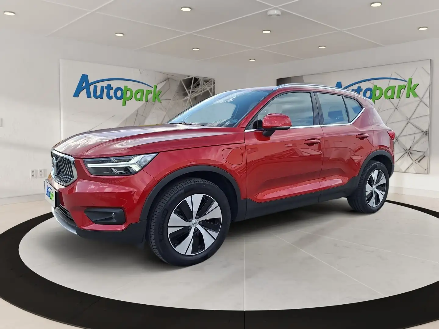Volvo XC40 T4 Recharge Plug-In Hybrid 2WD Rot - 1