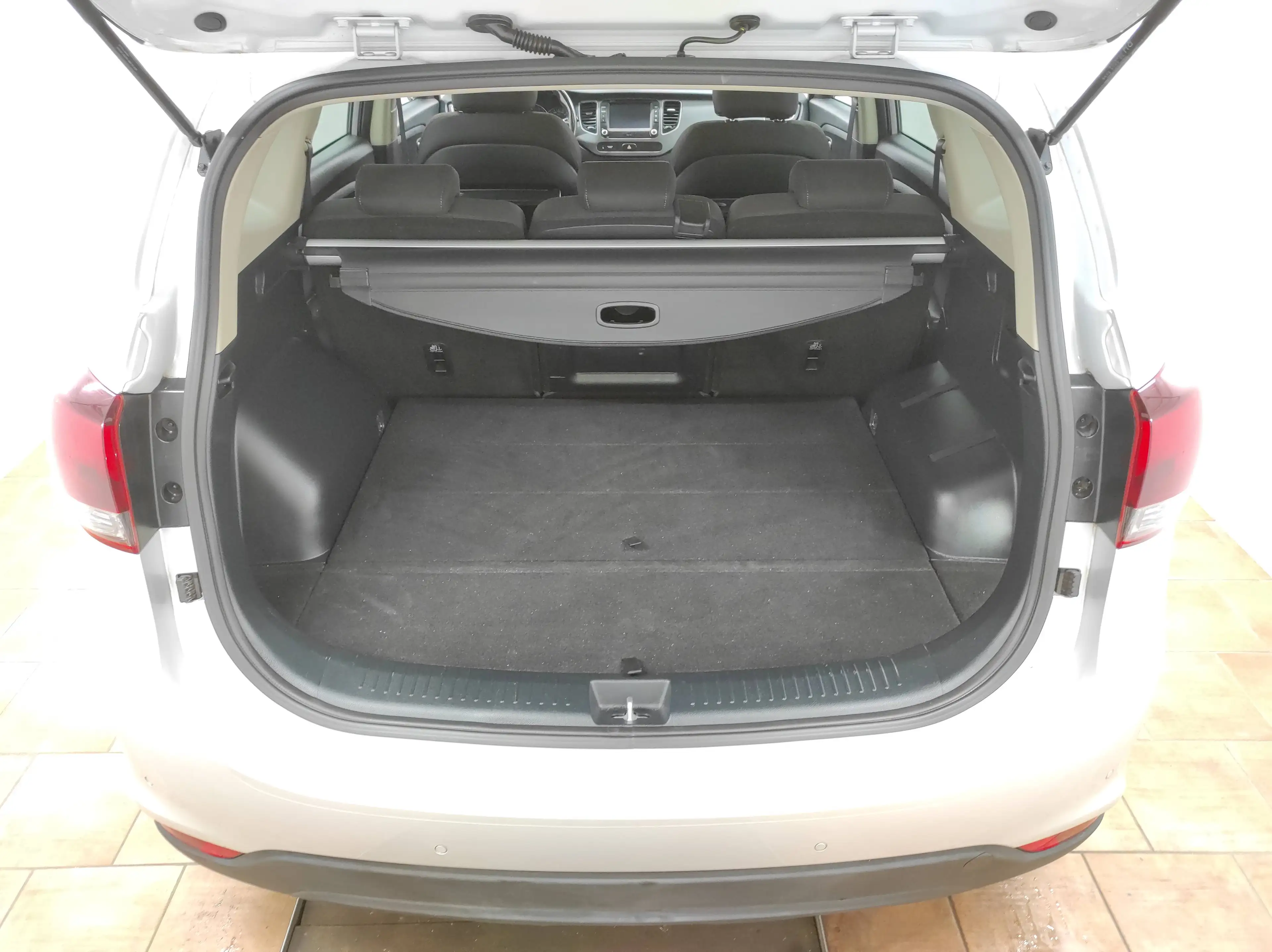 Kia Carens 2.0 KLIMA NAVI KAMERA TEMP BC EURO-6 PDC SHZ USB — photo 14