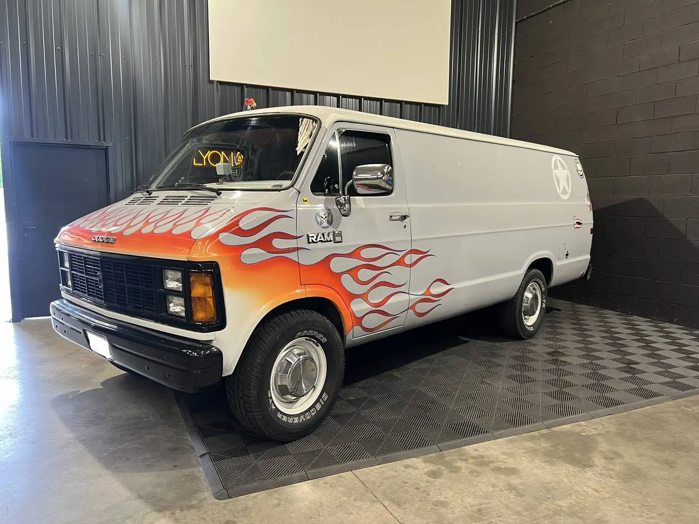 Dodge RAM RAM VAN 350 5.9 V8 Grey - 1