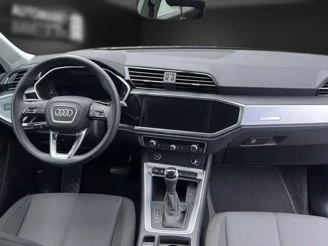 Audi Q3 view 12