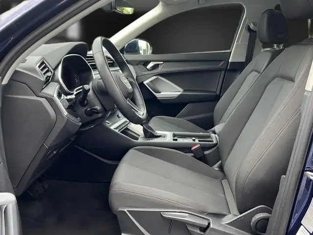 Audi Q3 view 14