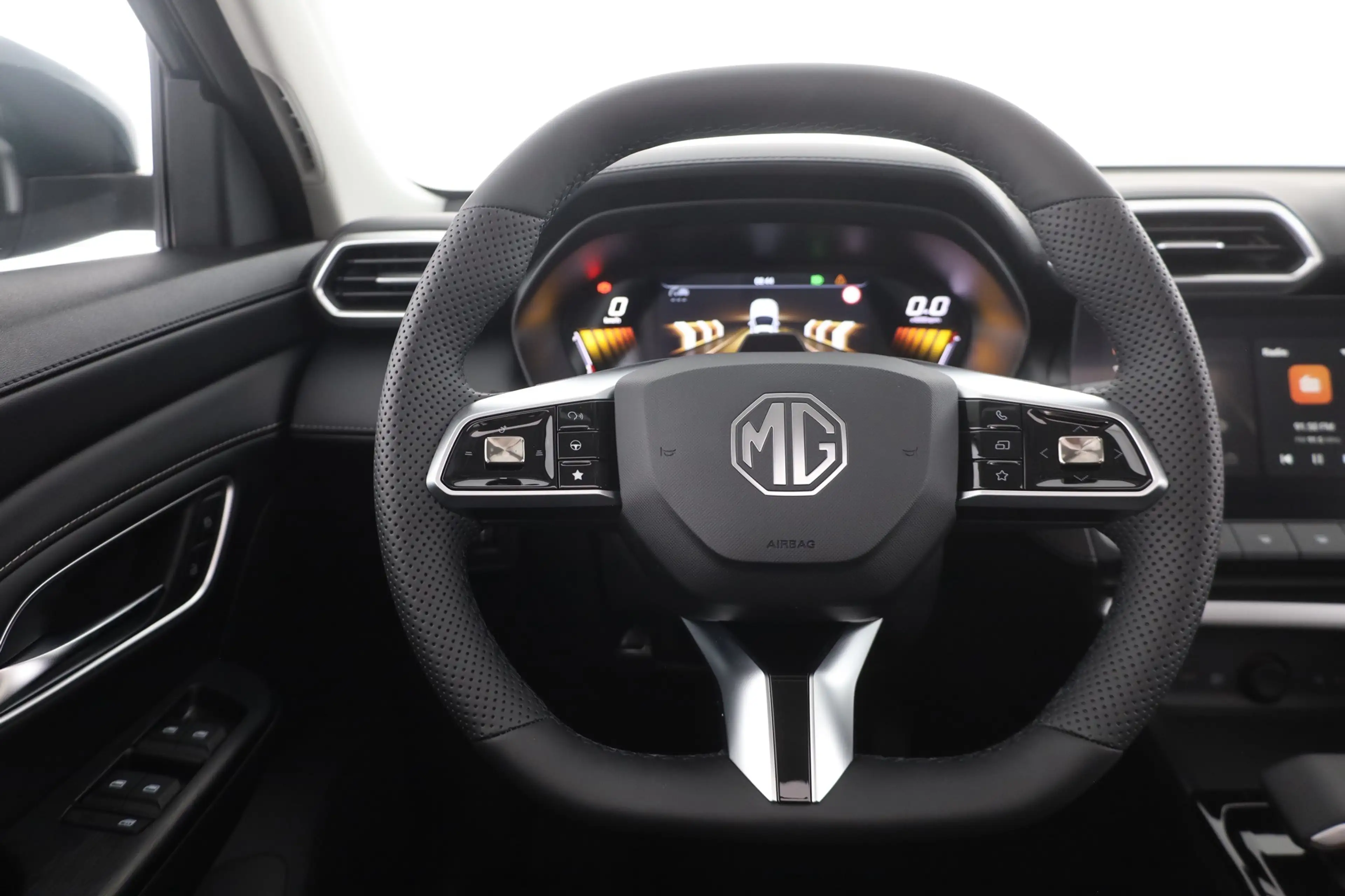 MG ZS 1.5 Hybrid Luxury Aut. LED ACC 360° Pano — photo 14