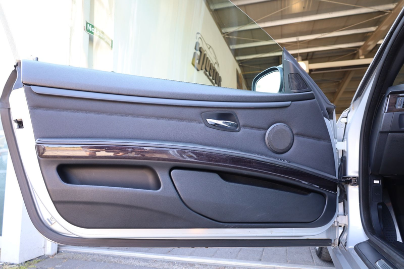 BMW 335 i Cabrio/Navi/Xenon/Sitzheizung/Bluetooth/R19 — photo 9