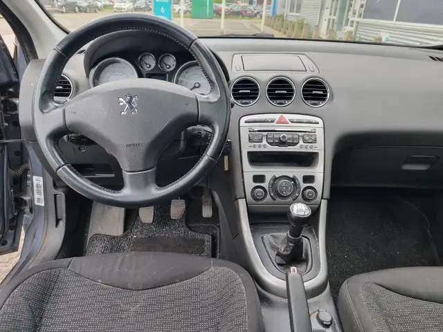 Peugeot 308 view 6
