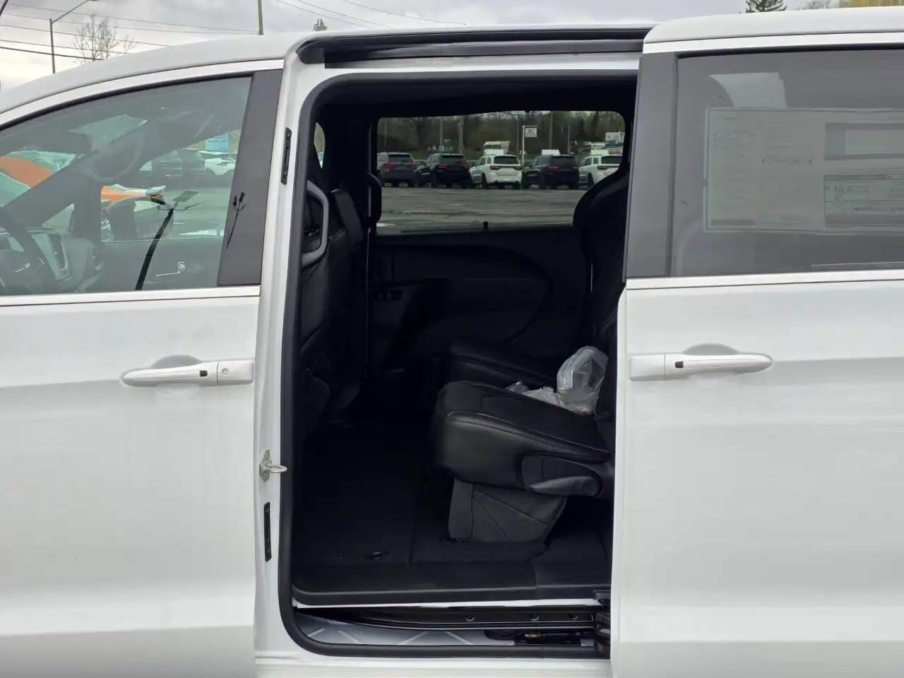 Chrysler Grand Caravan снимка Chrysler Grand Caravan