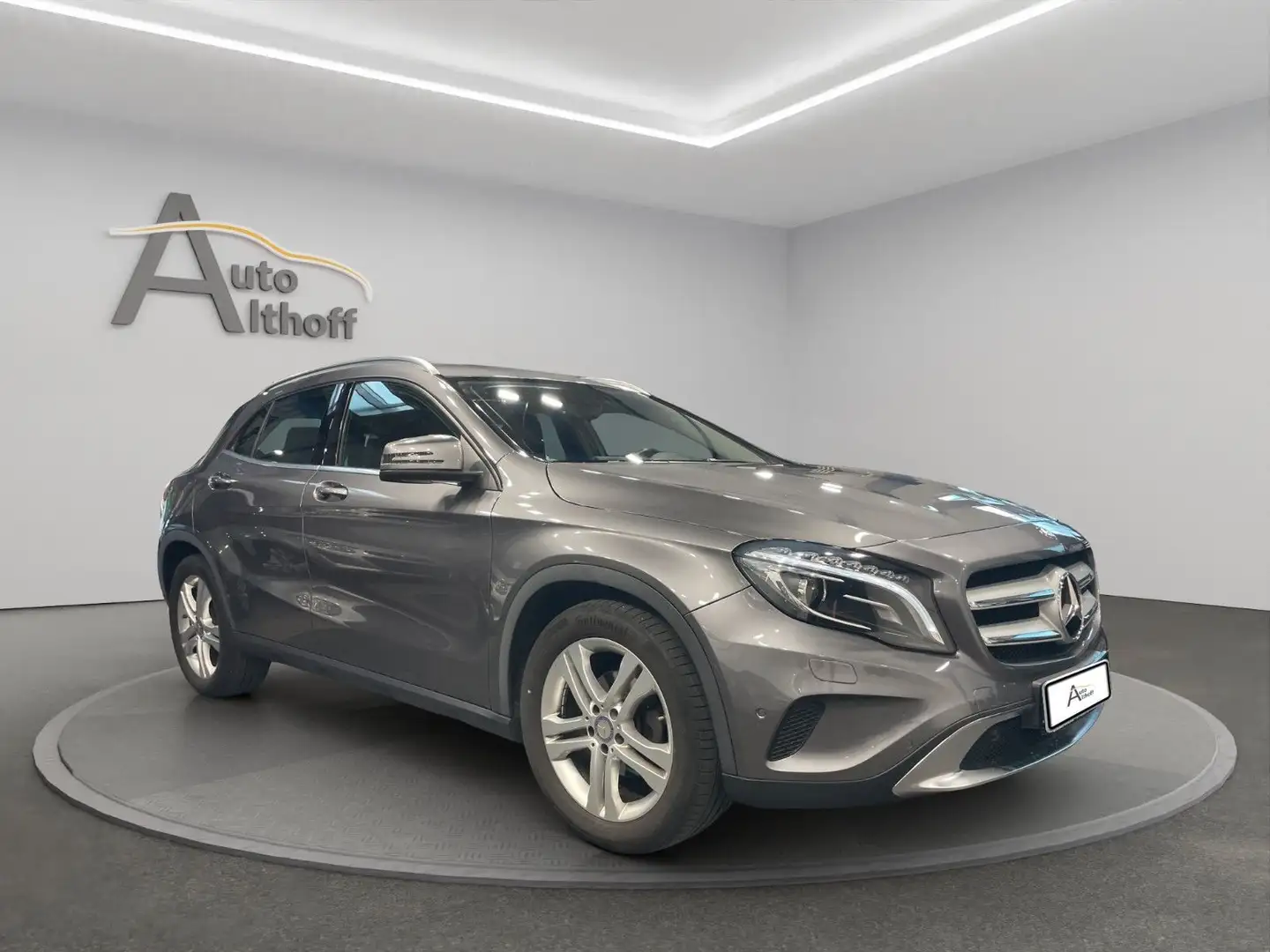 Mercedes-Benz GLA 200 GLA200 Urban AHK BI-XEN SHZ TEMP PARKASSIST Grijs - 1