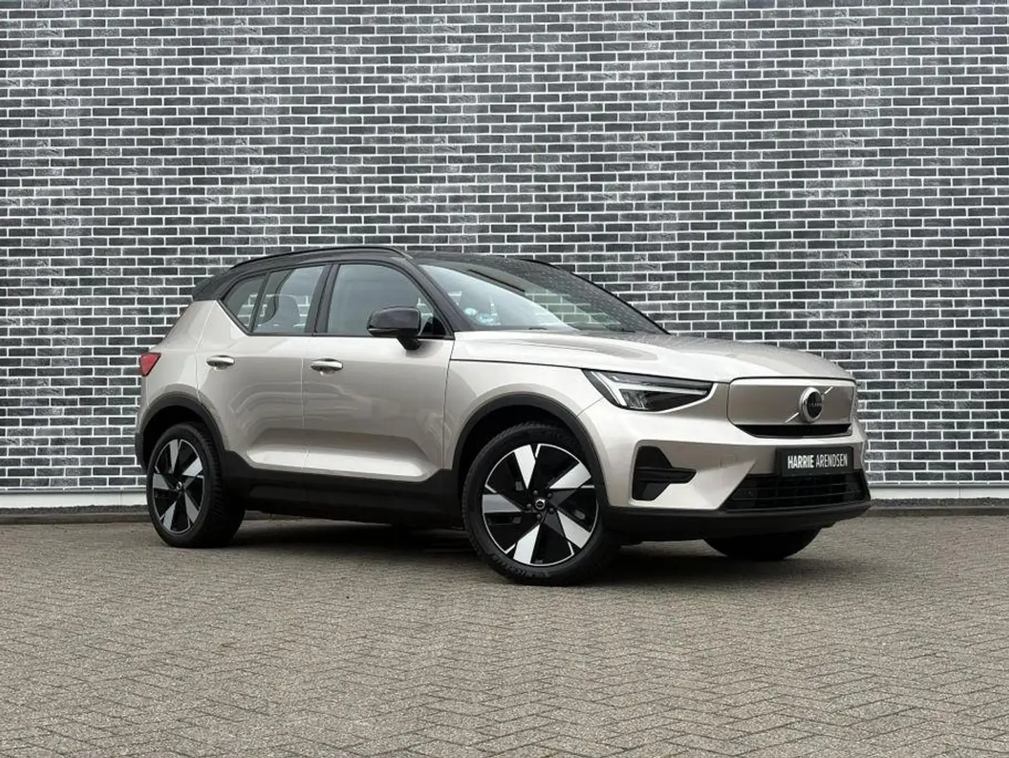 Volvo XC40 Single Motor Extended Range Plus 82 kWh | Verwarmb Grijs - 2