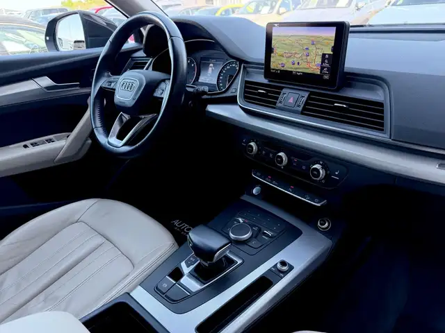 Audi Q5 view 12