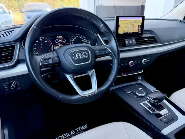 Audi Q5 view 10