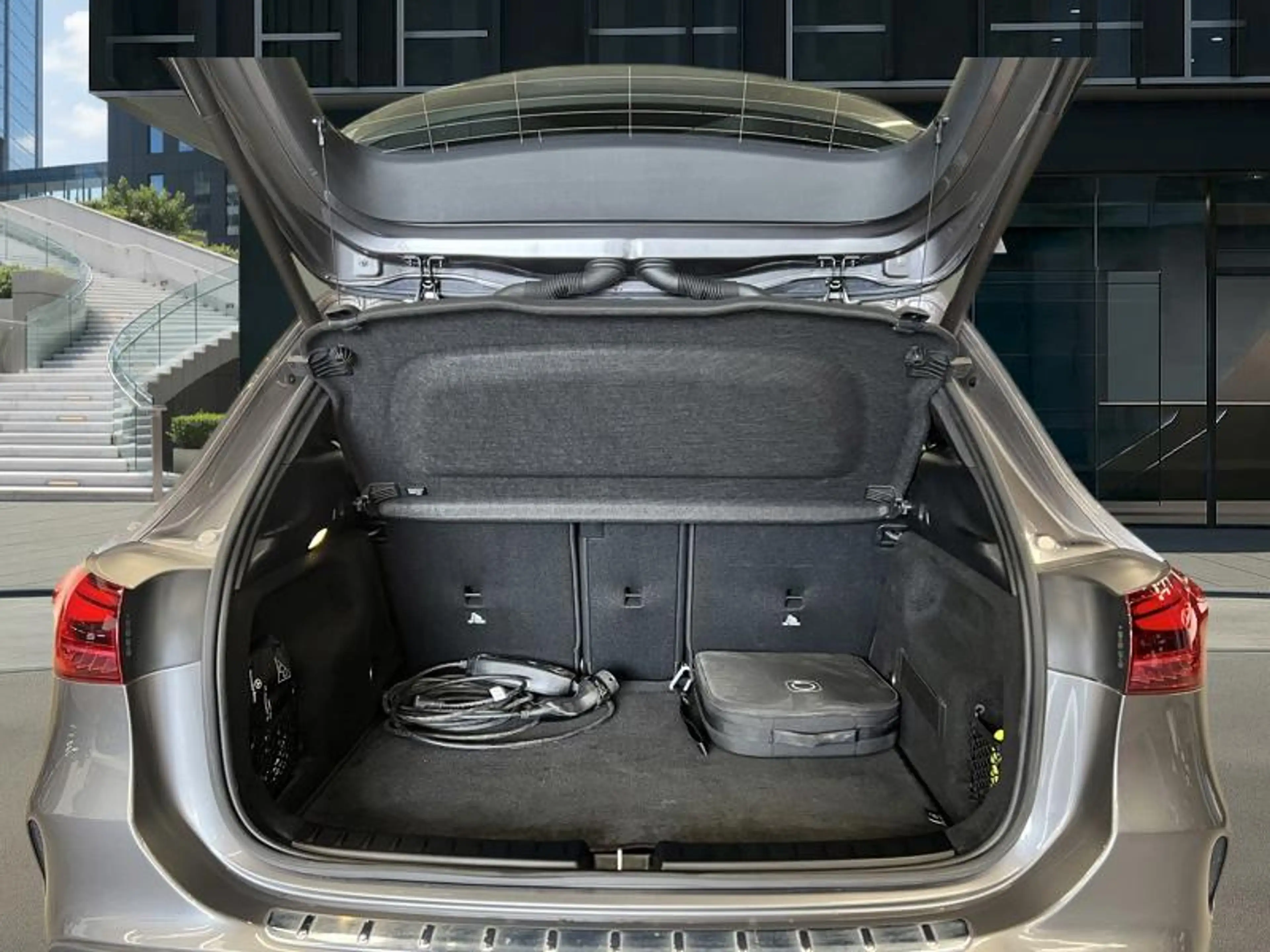 Mercedes-Benz GLA 250 e AMG Line — photo 12