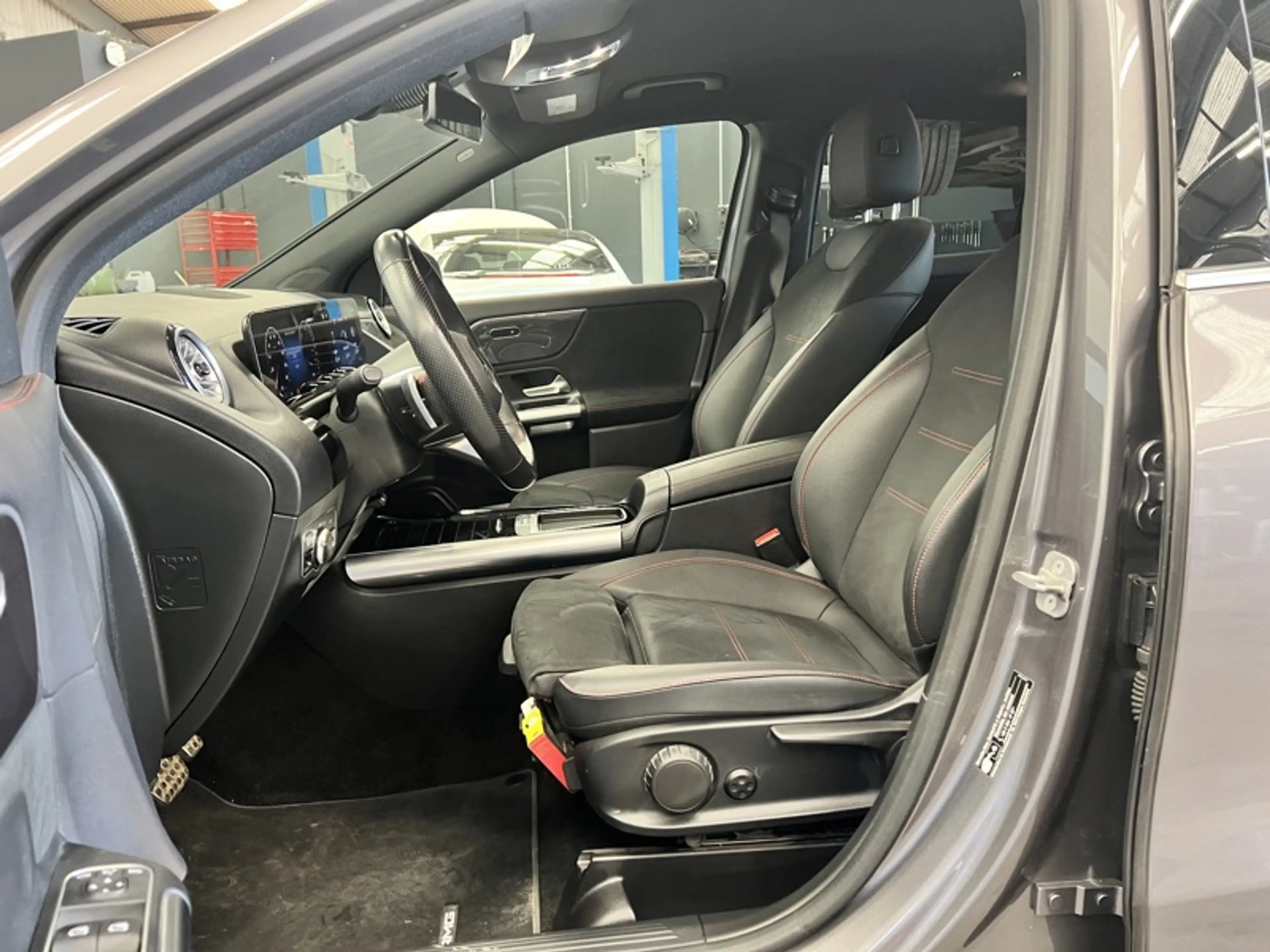 Mercedes-Benz GLA 250 e AMG Line — photo 13