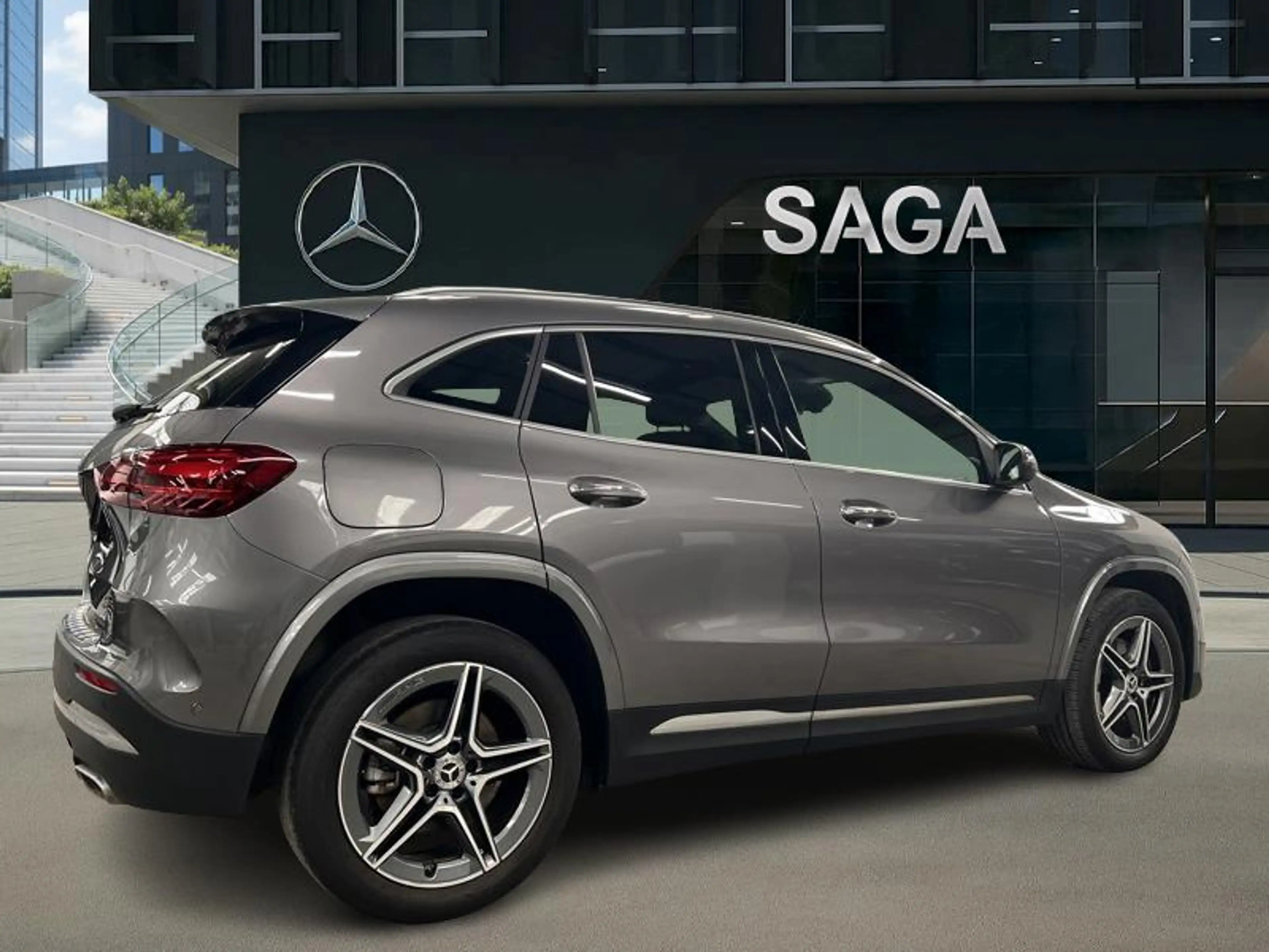 Mercedes-Benz GLA 250 e AMG Line — photo 5