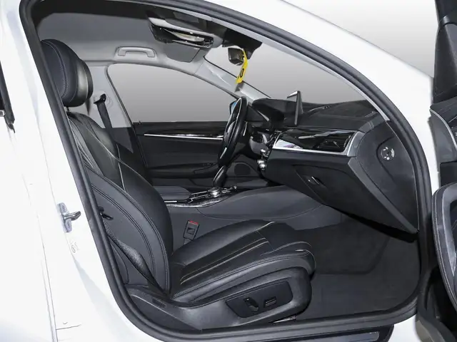 BMW 5 Series view 6