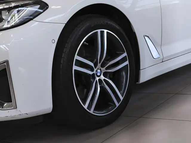 BMW 5 Series view 14