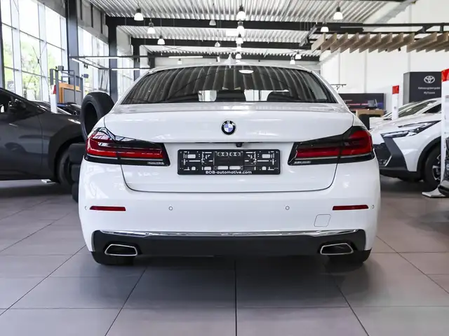 BMW 5 Series view 3