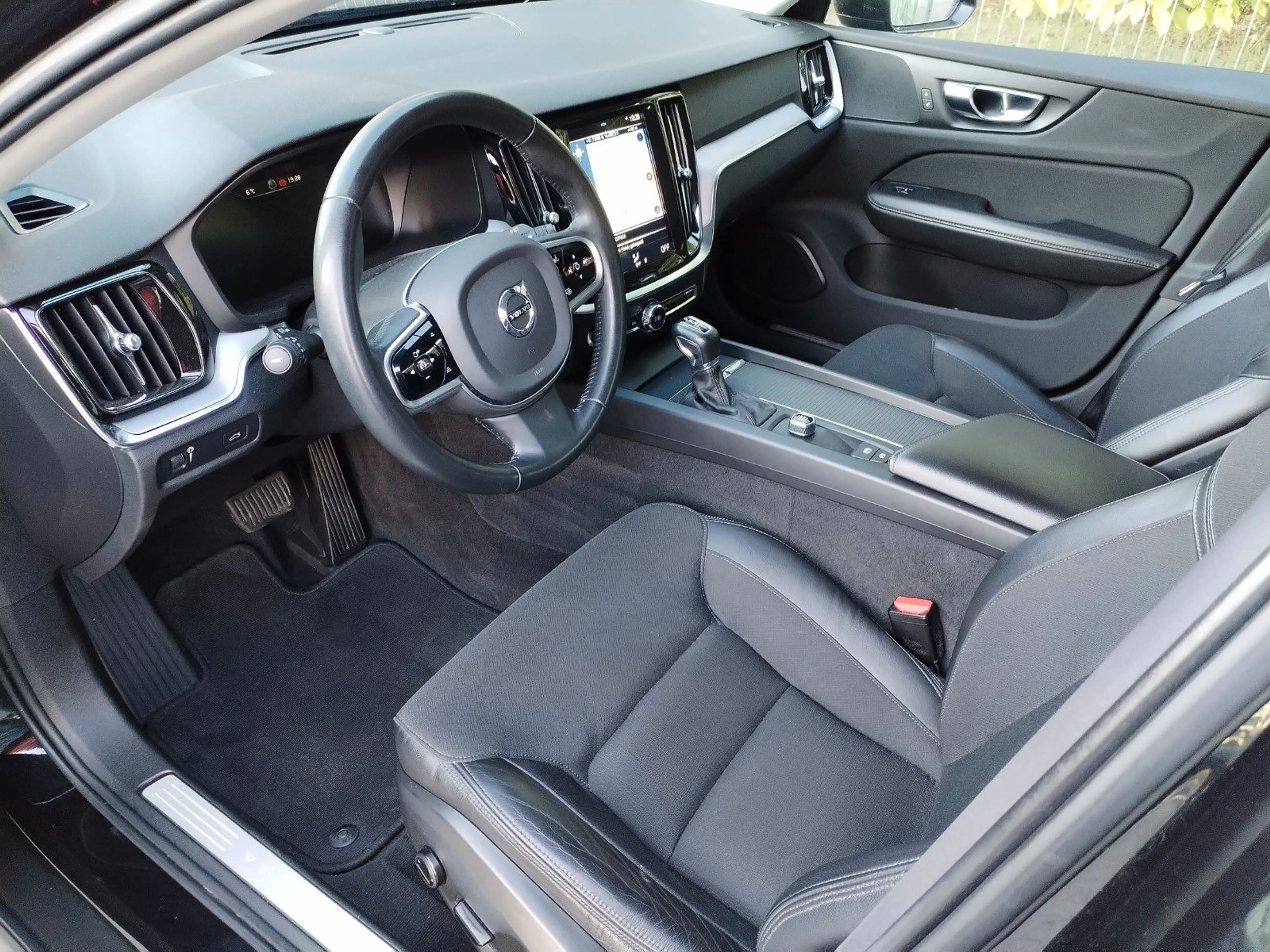 Volvo V60 Cross Country D3 AWD Geartronic Pro — photo 13