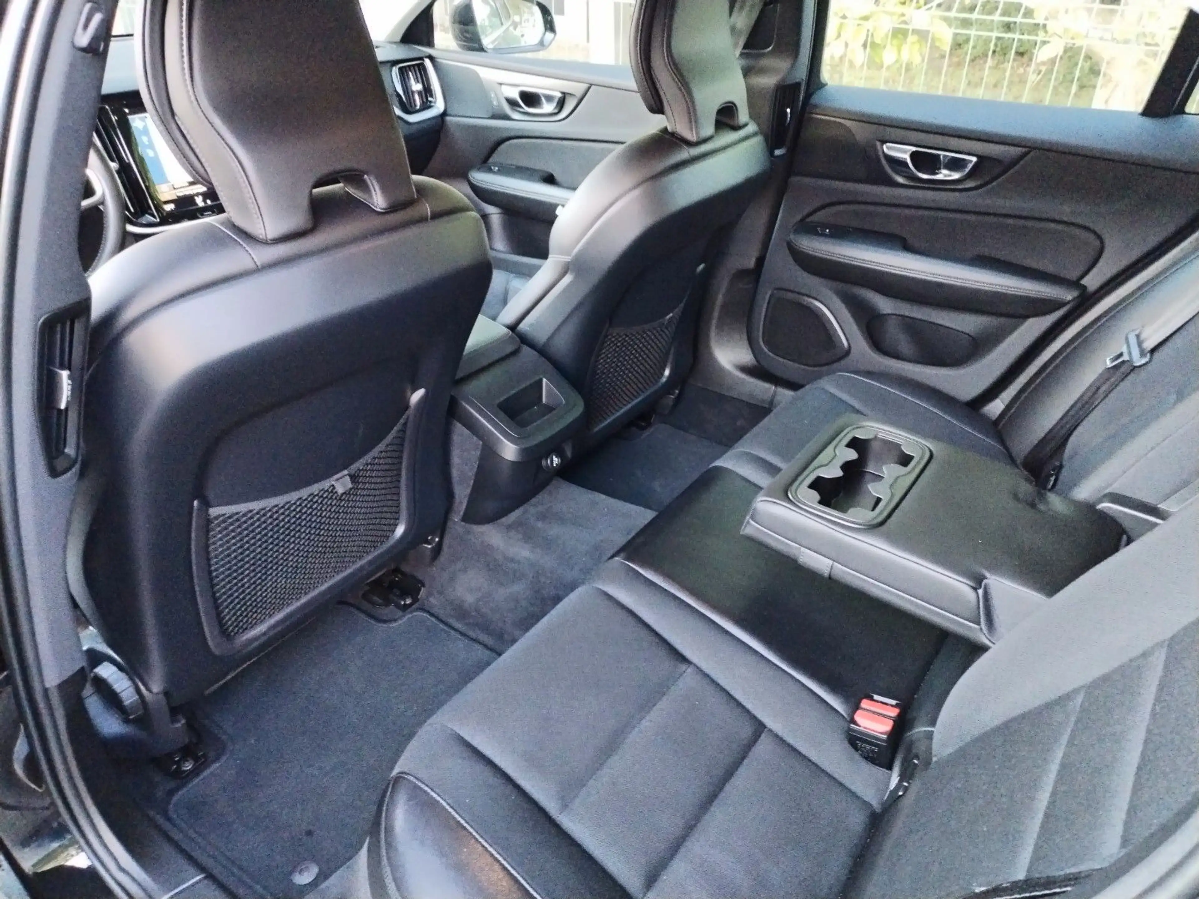 Volvo V60 Cross Country D3 AWD Geartronic Pro — photo 15