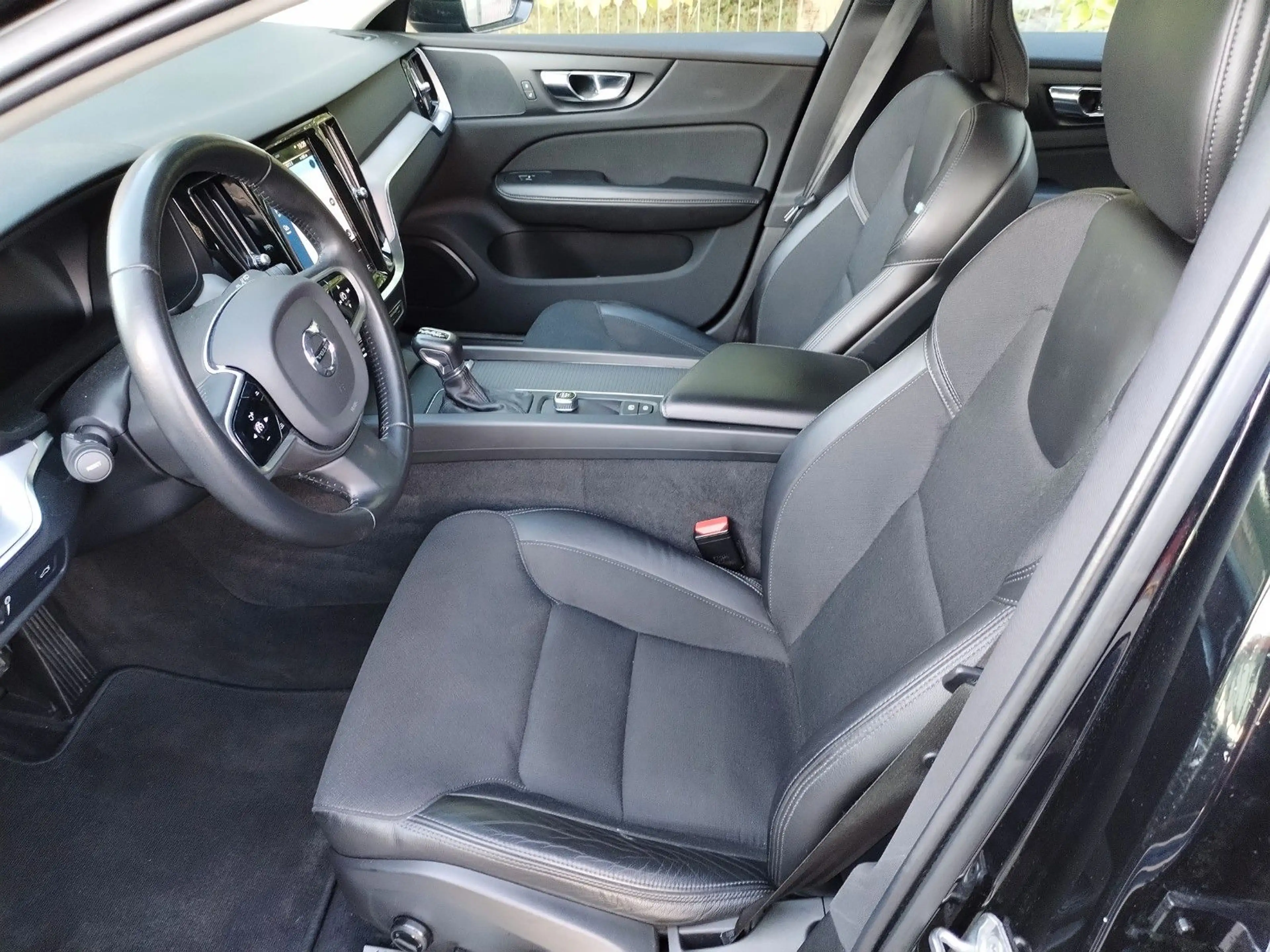 Volvo V60 Cross Country D3 AWD Geartronic Pro — photo 14