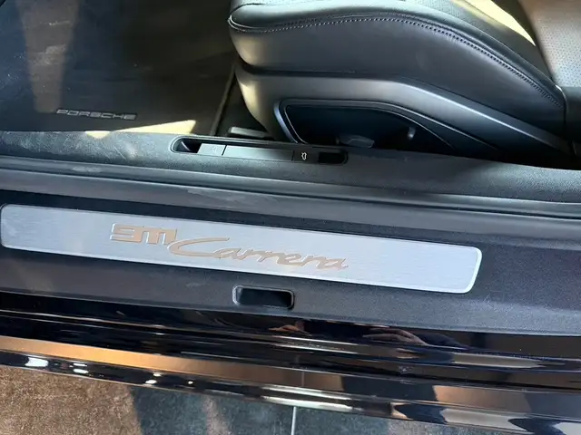 Porsche 911 view 16