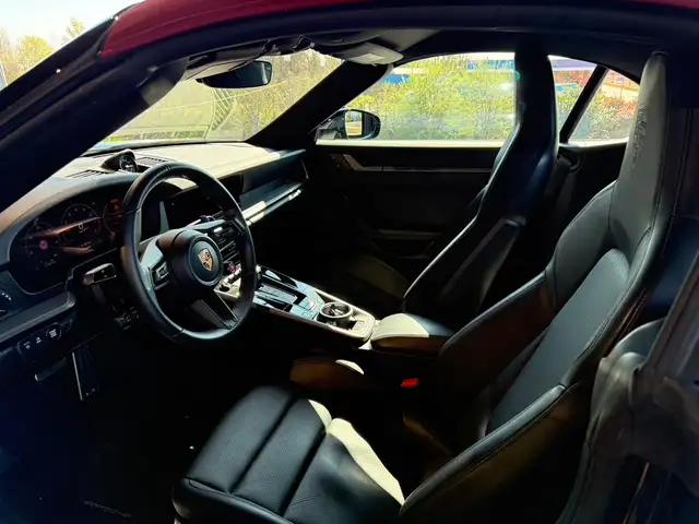 Porsche 911 view 6