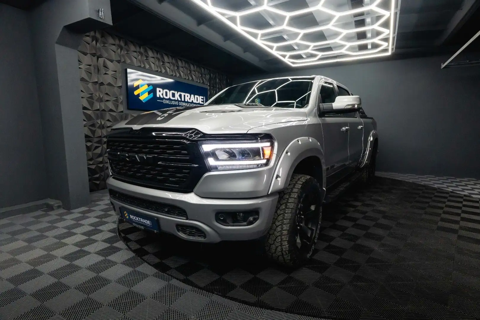 Dodge RAM 5.7 V8 HEMI 4x4 OFFROAD Night-Paket *LED* Grau - 2