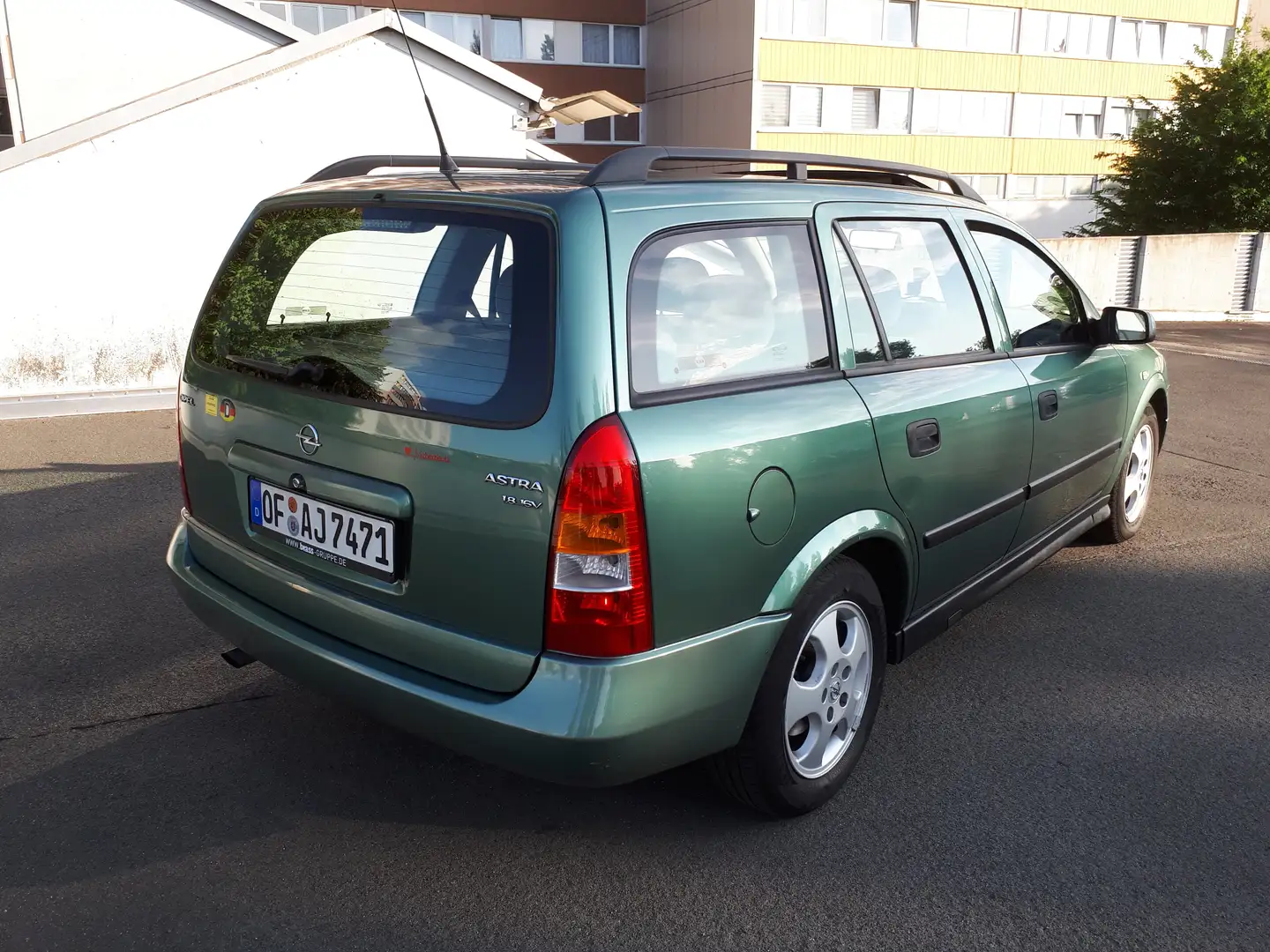 Opel Astra Astra 1.8 Caravan Elegance Grün - 2