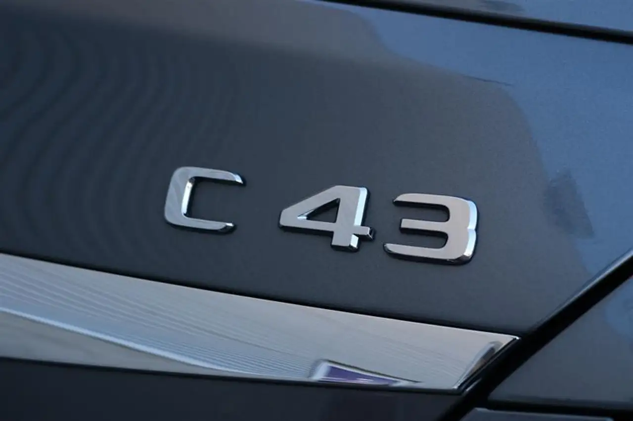 Mercedes-Benz C-Class снимка Mercedes-Benz C-Class