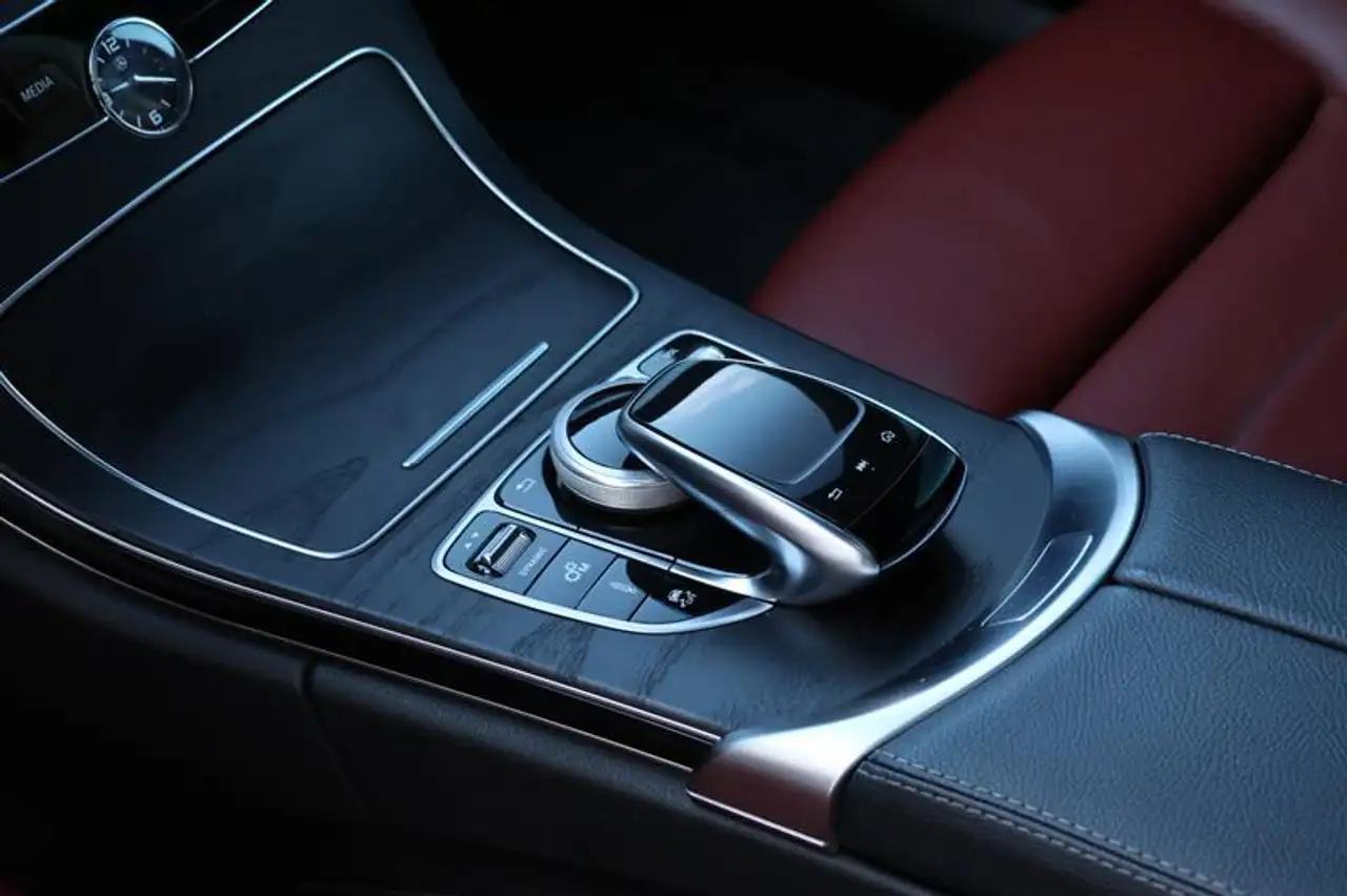 Mercedes-Benz C-Class снимка Mercedes-Benz C-Class