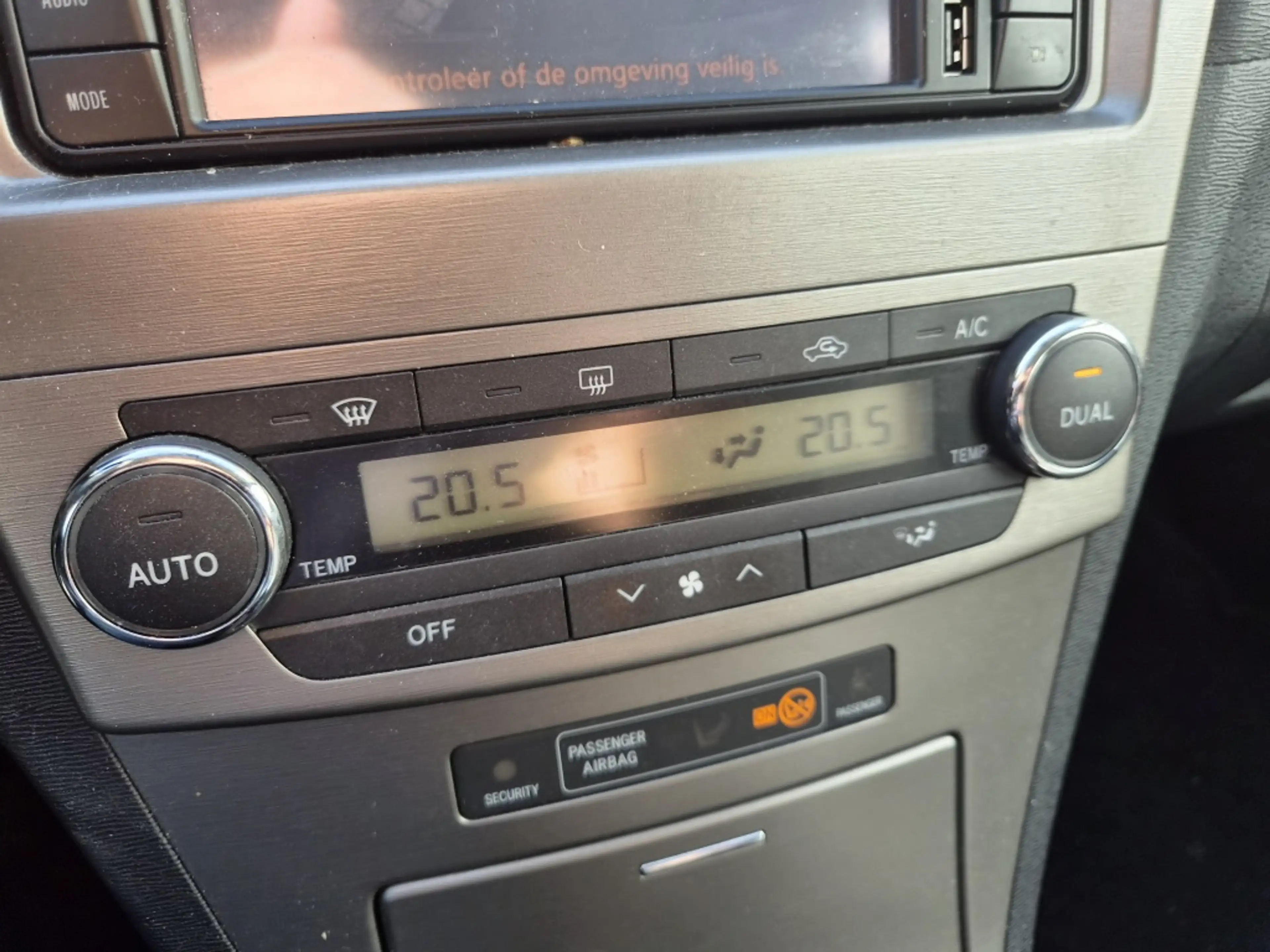 Toyota Avensis 1.6 VVTi Business — photo 11