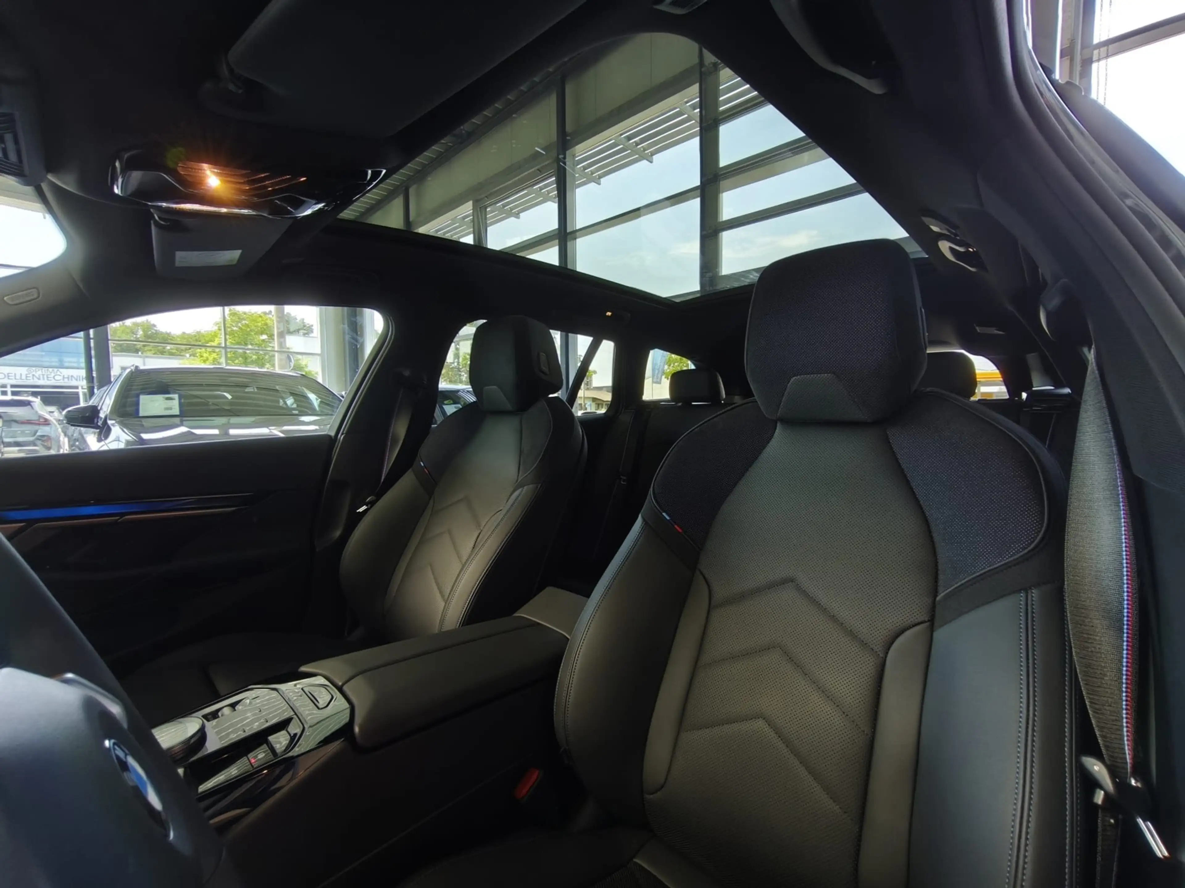 BMW 520 i M Sport Pro Tour. AHK/HUD/Pano/360°/B&W — photo 13