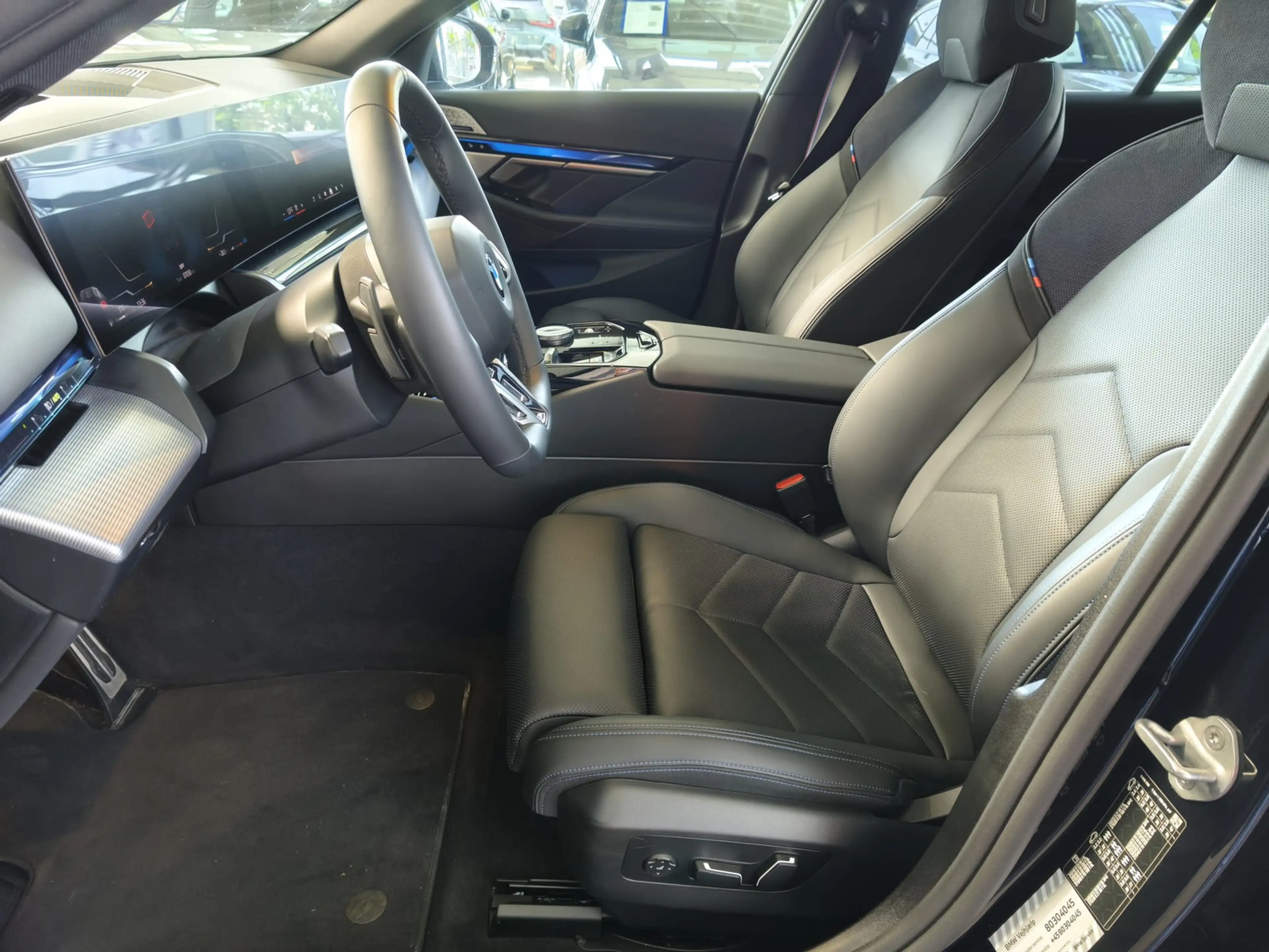 BMW 520 i M Sport Pro Tour. AHK/HUD/Pano/360°/B&W — photo 8