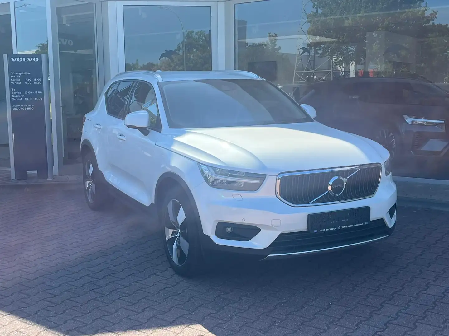 Volvo XC40 T3 Momentum Pro Geartronic White - 1