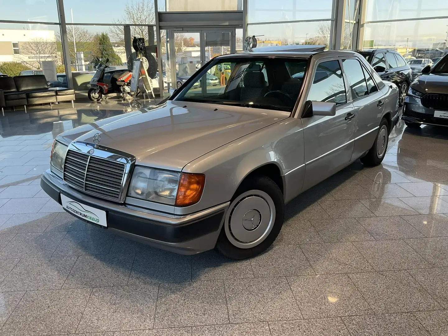 Mercedes-Benz E 230 2.3 KAT el.Schiebedach orthop.Sitz Zentralverriege Silber - 1