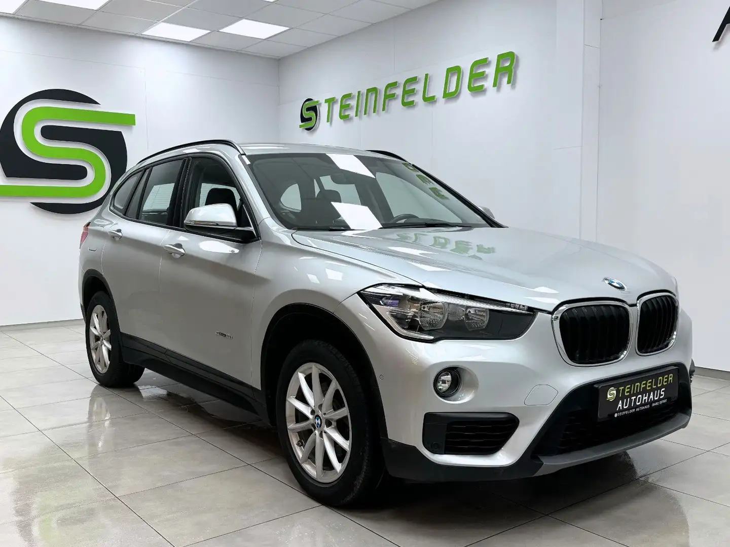 BMW X1 sDrive 18 i Advantage / PDC /MFL / NAVI / SHZ Silber - 1