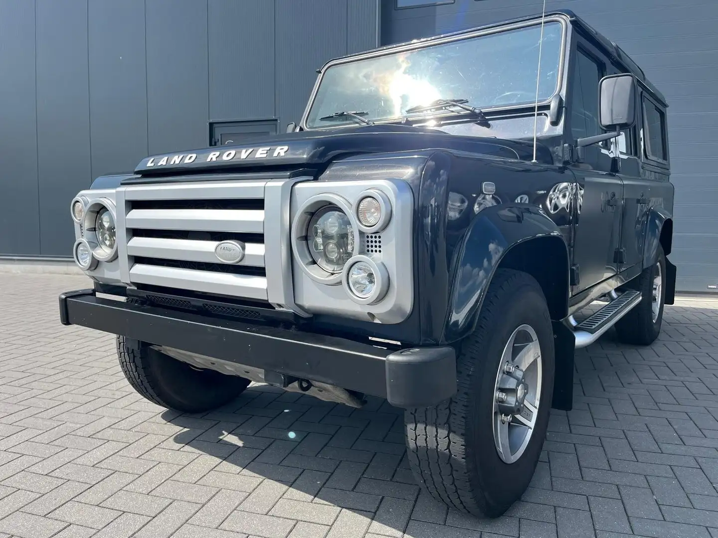 Land Rover Defender 110 TD4 7 pl. SVX 60éme anniversaire ETAT NEUF Schwarz - 2