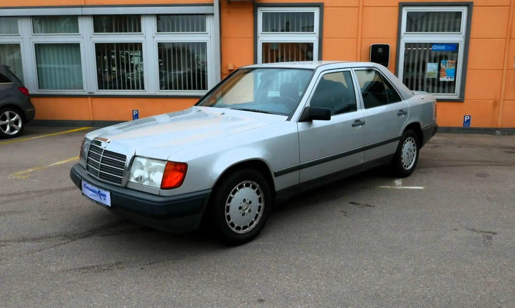 Mercedes-Benz 230 E W124 /H-Kennzeichen/ABS/KLIMA/GULLIDECKEL Argintiu - 1
