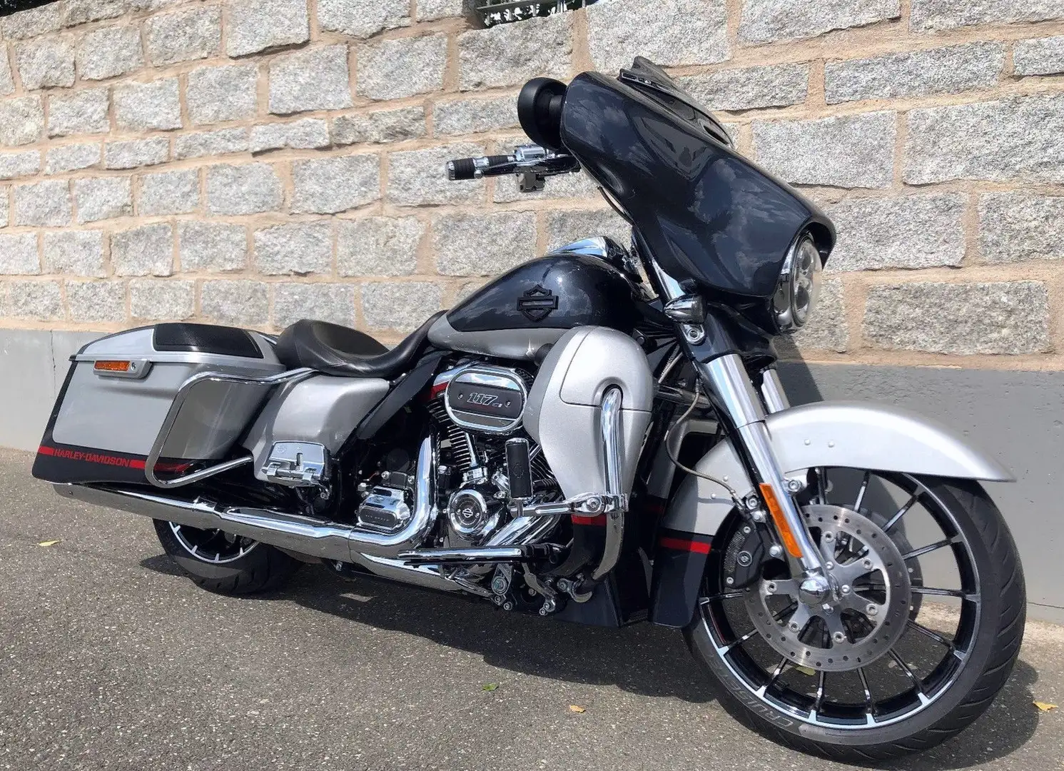 Harley-Davidson Street Glide CVO Argent - 1